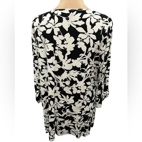 J. Jill Wearever Stretch Top Large Petite Black & White Floral with 3/4 Sleeves. - Picture 3 of 9